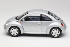 Volkswagen New Beetle Reflex Plata Metálico Bburago 1:18 3322 Metal - imagen 4 de 8