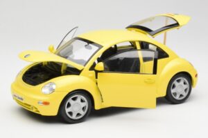 Volkswagen New Beetle Amarillo Maisto 1:18 37800-M4 Metal - imagen 2 de 8