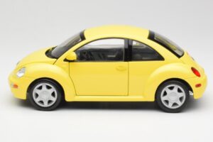 Volkswagen New Beetle Amarillo Maisto 1:18 37800-M4 Metal - imagen 4 de 8