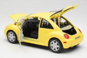 Volkswagen New Beetle Amarillo Maisto 1:18 37800-M4 Metal - imagen 5 de 8