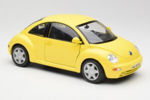Volkswagen New Beetle Amarillo Maisto 1:18 37800-M4 Metal - imagen 6 de 8