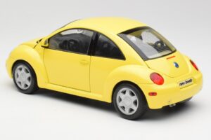 Volkswagen New Beetle Amarillo Maisto 1:18 37800-M4 Metal - imagen 7 de 8