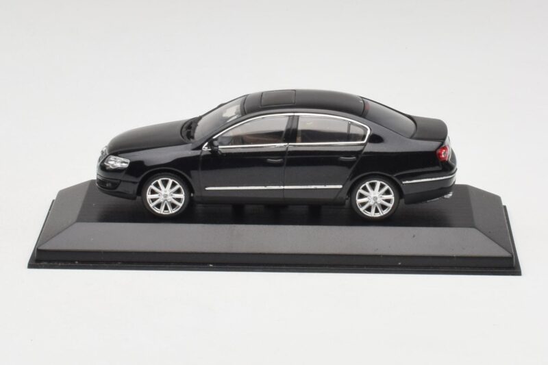 Volkswagen Passat B6 Sedan Shadow Azul Metallic Minichamps 1:43 PASSAT001 Metal
