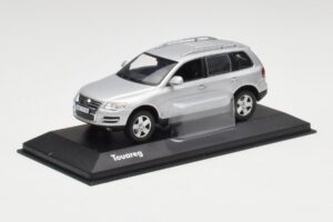 Volkswagen Touareg Reflex Plata Minichamps 1:43 68625 Metal - imagen 2 de 4