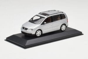 Volkswagen Touran Reflex Plata Minichamps 1:43 TOURAN001 Metal - imagen 2 de 4