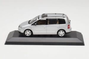Volkswagen Touran Reflex Plata Minichamps 1:43 TOURAN001 Metal