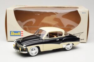 Wartburg 311 Coupe Negro & Beige Revell 1:18 8419 Metal - imagen 8 de 8