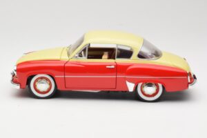 Wartburg 311 Coupe Rojo & Beige Revell 1:18 8418 Metal - imagen 4 de 8