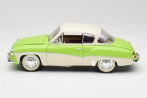 Wartburg 313 Verde Pastel sobre Beige Revell 1:18 9018 Metal - imagen 4 de 8