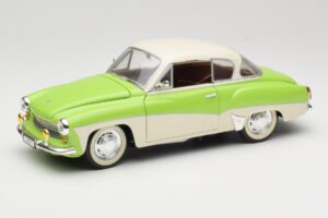 Wartburg 313 Verde Pastel sobre Beige Revell 1:18 9018 Metal