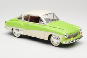 Wartburg 313 Verde Pastel sobre Beige Revell 1:18 9018 Metal - imagen 6 de 8