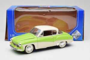 Wartburg 313 Verde Pastel sobre Beige Revell 1:18 9018 Metal - imagen 8 de 8