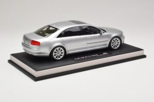 Audi A8 D3 W12 Ice Silver Metallic MotorHelix 1:18 MH030ISM Resina - imagen 3 de 7