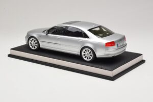 Audi A8 D3 W12 Ice Silver Metallic MotorHelix 1:18 MH030ISM Resina - imagen 5 de 7