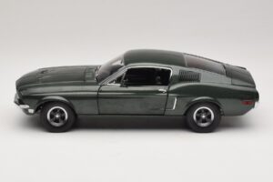 Ford Mustang GT Bullitt con Figura de Steve McQueen Greenlight 1:18 12885 Metal - imagen 4 de 8