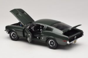 Ford Mustang GT Bullitt con Figura de Steve McQueen Greenlight 1:18 12885 Metal - imagen 5 de 8