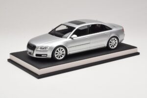Audi A8 D3 W12 Ice Silver Metallic MotorHelix 1:18 MH030ISM Resina - imagen 2 de 7