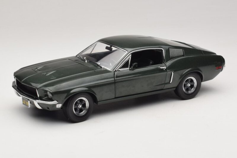 Ford Mustang GT Bullitt con Figura de Steve McQueen Greenlight 1:18 12885 Metal
