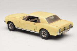 Ford Mustang Coupe Amarillo The Walking Dead Greenlight 1:18 12958 Metal - imagen 7 de 8