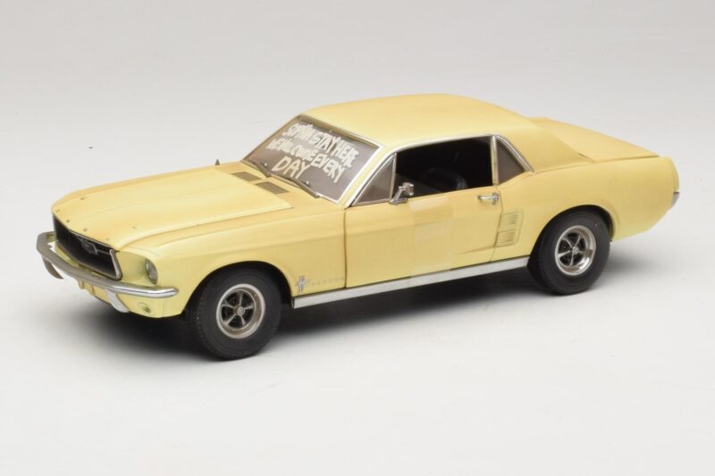 Ford Mustang Coupe Amarillo The Walking Dead Greenlight 1:18 12958 Metal