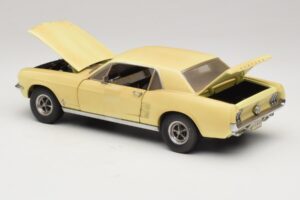 Ford Mustang Coupe Amarillo The Walking Dead Greenlight 1:18 12958 Metal - imagen 5 de 8