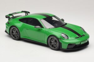 Porsche 911 992.2 GT3 Weissach Package Python Green GT Spirit 1:18 GT576 Resina - imagen 4 de 6