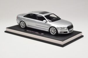 Audi A8 D3 W12 Ice Silver Metallic MotorHelix 1:18 MH030ISM Resina - imagen 4 de 7