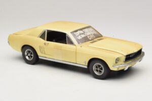 Ford Mustang Coupe Amarillo The Walking Dead Greenlight 1:18 12958 Metal - imagen 6 de 8