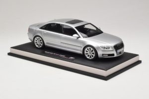 Audi A8 D3 W12 Ice Silver Metallic MotorHelix 1:18 MH030ISM Resina - imagen 4 de 7