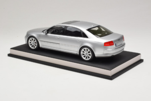 Audi A8 D3 W12 Ice Silver Metallic MotorHelix 1:18 MH030ISM Resina - imagen 5 de 7