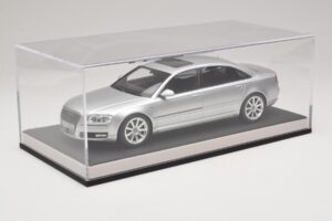 Audi A8 D3 W12 Ice Silver Metallic MotorHelix 1:18 MH030ISM Resina - imagen 6 de 7