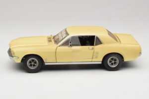 Ford Mustang Coupe Amarillo The Walking Dead Greenlight 1:18 12958 Metal - imagen 4 de 8