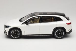 Mercedes EQS SUV X296 Manufaktur Diamond White NZG 1:18 B66960590 Metal - imagen 4 de 8