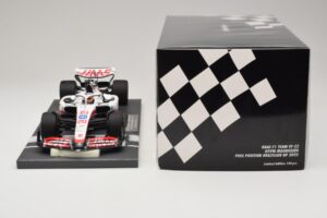 Haas VF-22 K. Magnussen Pole Position Brazilian GP 2022 Minichamps 1:18 117222120 Resina - imagen 6 de 7
