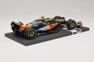 McLaren MCL60 #4 L. Norris 2nd Place Hungarian GP 2023 Minichamps 1:18 537233004 Resina - imagen 2 de 7