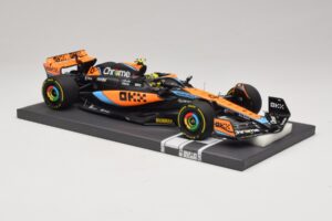 McLaren MCL60 #4 L. Norris 2nd Place Hungarian GP 2023 Minichamps 1:18 537233004 Resina - imagen 4 de 7