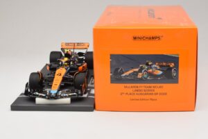 McLaren MCL60 #4 L. Norris 2nd Place Hungarian GP 2023 Minichamps 1:18 537233004 Resina - imagen 6 de 7