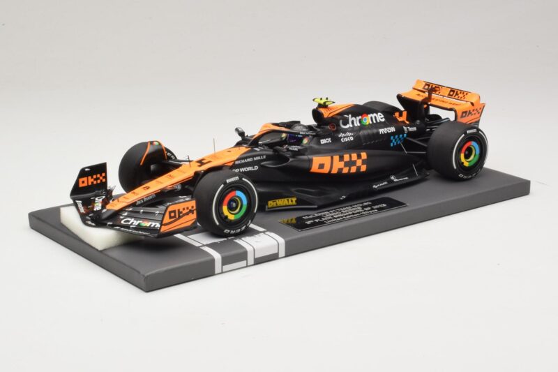 McLaren MCL60 #4 L. Norris 2nd Place Singapore GP 2023 Minichamps 1:18 537233404 Resina