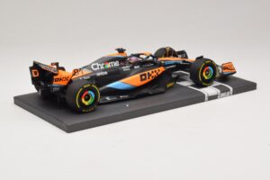 McLaren MCL60 #81 O. Piastri Hungarian GP 2023 Minichamps 1:18 537233081 Resina - imagen 2 de 7