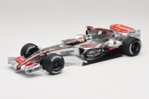 McLaren MP4/21 #3 K. Raikkonen 2006 Minichamps 1:18 530061803 Resina