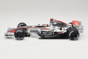 McLaren MP4/21 #3 K. Raikkonen 2006 Minichamps 1:18 530061803 Resina - imagen 3 de 7