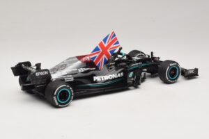 Mercedes AMG Petronas W12 E Performance L. Hamilton Winner British GP 2021 Minichamps 1:18 110211144 Resina - imagen 2 de 7