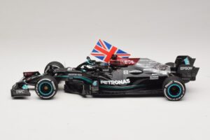 Mercedes AMG Petronas W12 E Performance L. Hamilton Winner British GP 2021 Minichamps 1:18 110211144 Resina - imagen 3 de 7