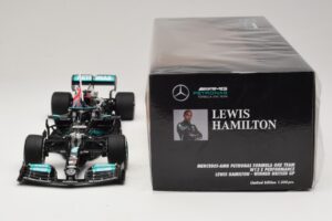 Mercedes AMG Petronas W12 E Performance L. Hamilton Winner British GP 2021 Minichamps 1:18 110211144 Resina - imagen 6 de 7