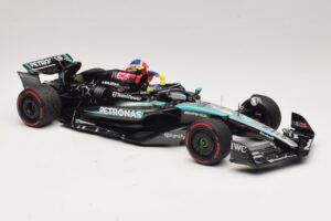 Mercedes AMG Petronas W15 E Performance L. Hamilton Winner British GP 2024 Minichamps 1:18 110241244 Resina - imagen 4 de 7