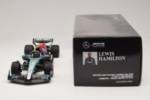 Mercedes AMG Petronas W15 E Performance L. Hamilton Winner British GP 2024 Minichamps 1:18 110241244 Resina - imagen 6 de 7