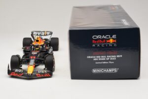 Oracle Red Bull Racing RB19 S. Perez Abu Dhabi GP 2023 Minichamps 1:18 110232311 Resina - imagen 6 de 7