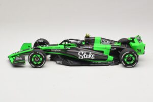 Stake Kick Sauber C44 G. Zhou Emilia Romagna GP 2024 Minichamps 1:18 117240124 Resina - imagen 3 de 7