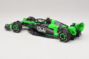Stake Kick Sauber C44 G. Zhou Emilia Romagna GP 2024 Minichamps 1:18 117240124 Resina - imagen 5 de 7