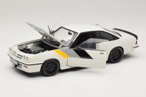 Opel Manta B GT/E Blanco Llantas Personalizadas Negras Revell 1:18 08422 Metal - imagen 2 de 8